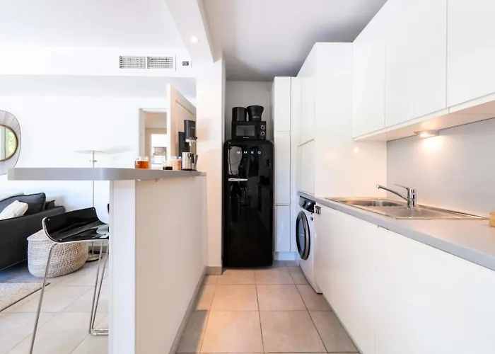 2p Rez-de-jardin Avec Piscine - Calme, Parking Prive - 2p Rez-de-jardin Avec Piscine - Calme, Parking Prive Mae-2133 Apartament